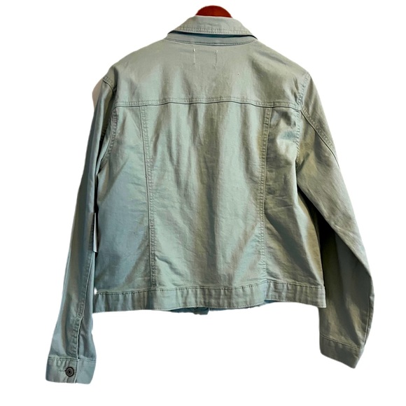 Curve Appeal XL Jean Jacket with two upper pockets and two lower pockets. - Picture 2 of 6